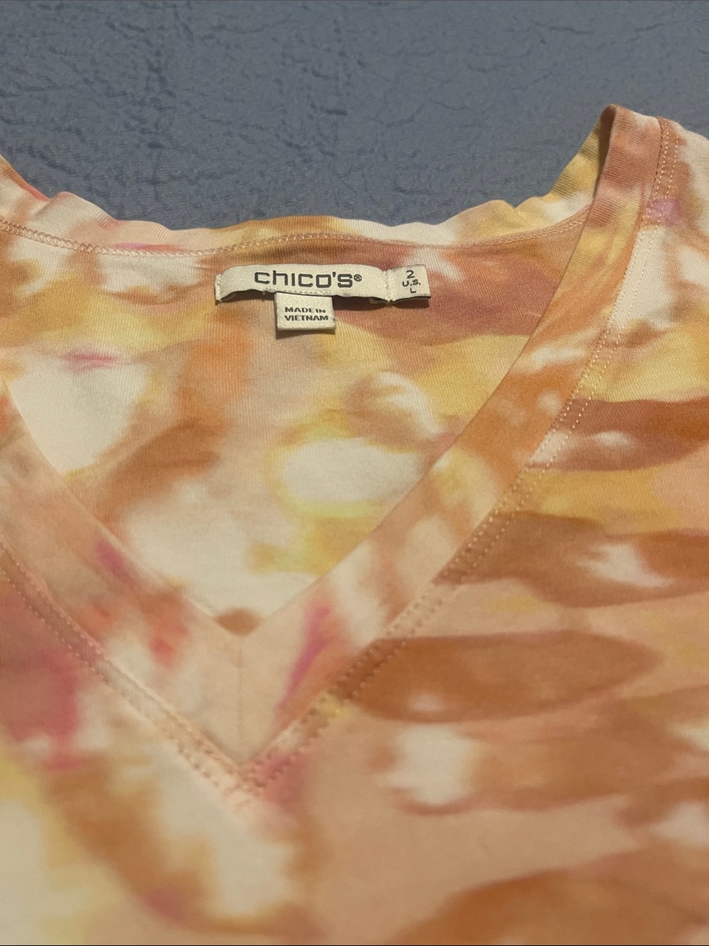 Chico's V-Neck Short Sleeve Tie-Dye Top in Peach and Cream